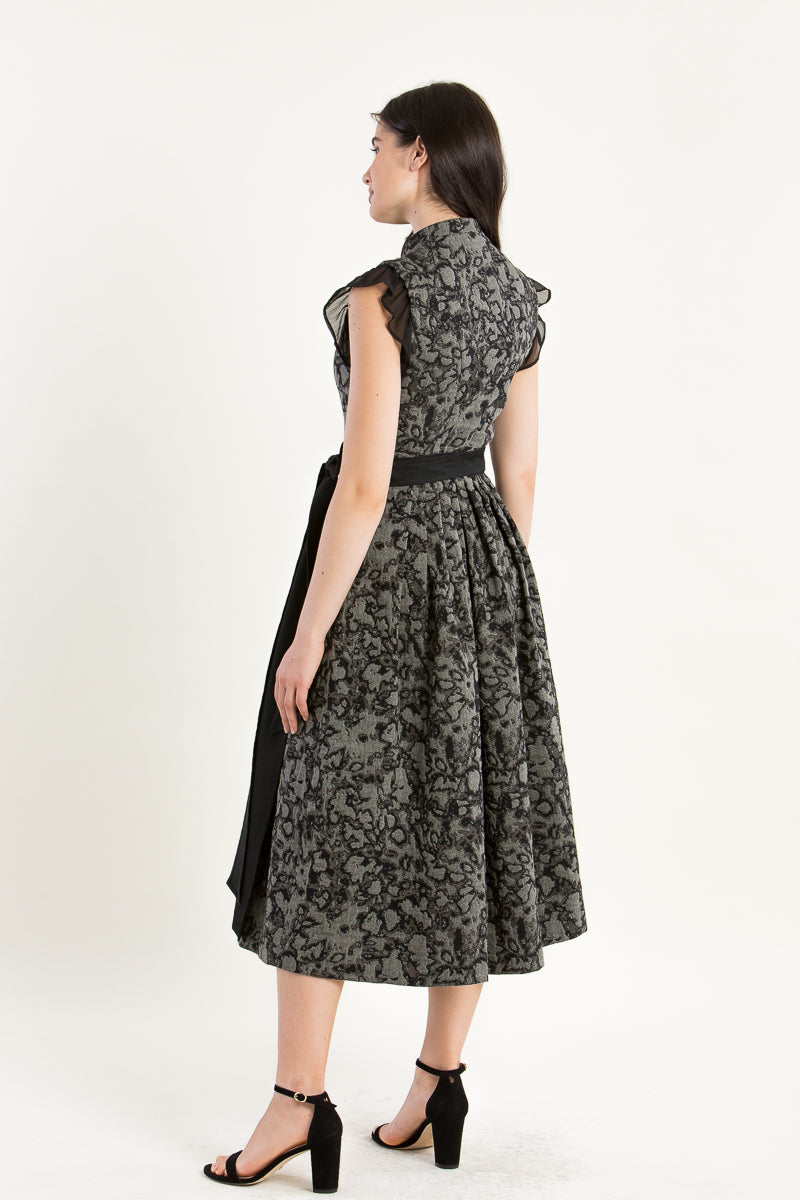 Almliebe Jacquard Dirndl Tiger Lilli schwarz/taupe Detail Mieder | Almliebe jacquard dirndl Tiger Lilli black/taupe bodice detail