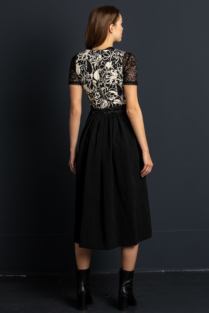 Almliebe Dirndl Weinzelt Zenzi schwarz Detail | Almliebe Dirndl Weinzelt Zenzi black detail