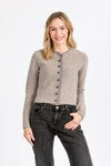 Almliebe Strickjacke Lachsfeld Lehm Mittelgrau Vorderansicht | Almliebe cardigan Lachsfeld loam medium grey front view