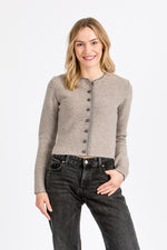 Almliebe Strickjacke Lachsfeld Lehm Mittelgrau Vorderansicht | Almliebe cardigan Lachsfeld loam medium grey front view