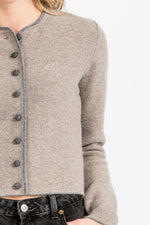 Almliebe Strickjacke Lachsfeld Lehm Mittelgrau Detail Saum | Almliebe cardigan Lachsfeld loam medium grey hem detail