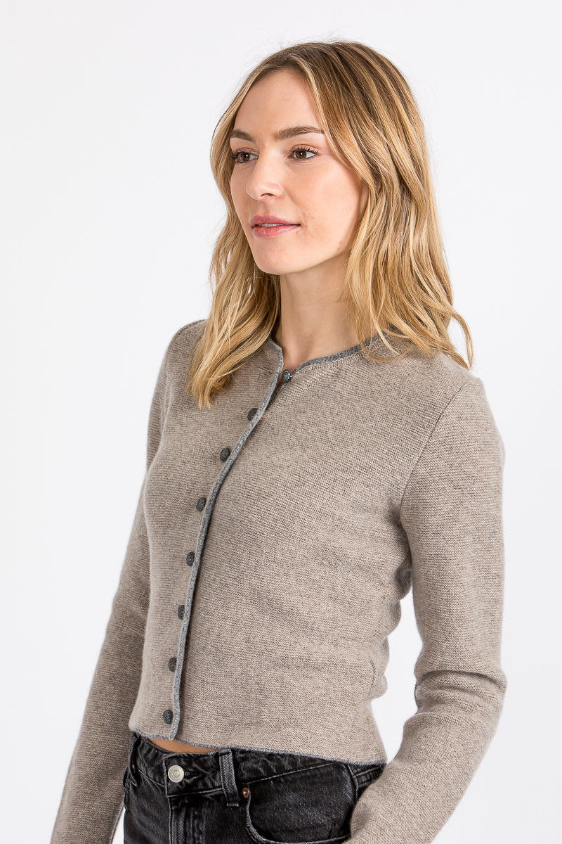 Almliebe Strickjacke Lachsfeld Lehm Mittelgrau Rückansicht | Almliebe cardigan Lachsfeld loam medium grey back view