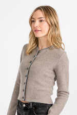 Almliebe Strickjacke Lachsfeld Lehm Mittelgrau Rückansicht | Almliebe cardigan Lachsfeld loam medium grey back view