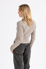Almliebe Strickjacke Lachsfeld Lehm Mittelgrau Detail | Almliebe cardigan Lachsfeld loam medium grey detail