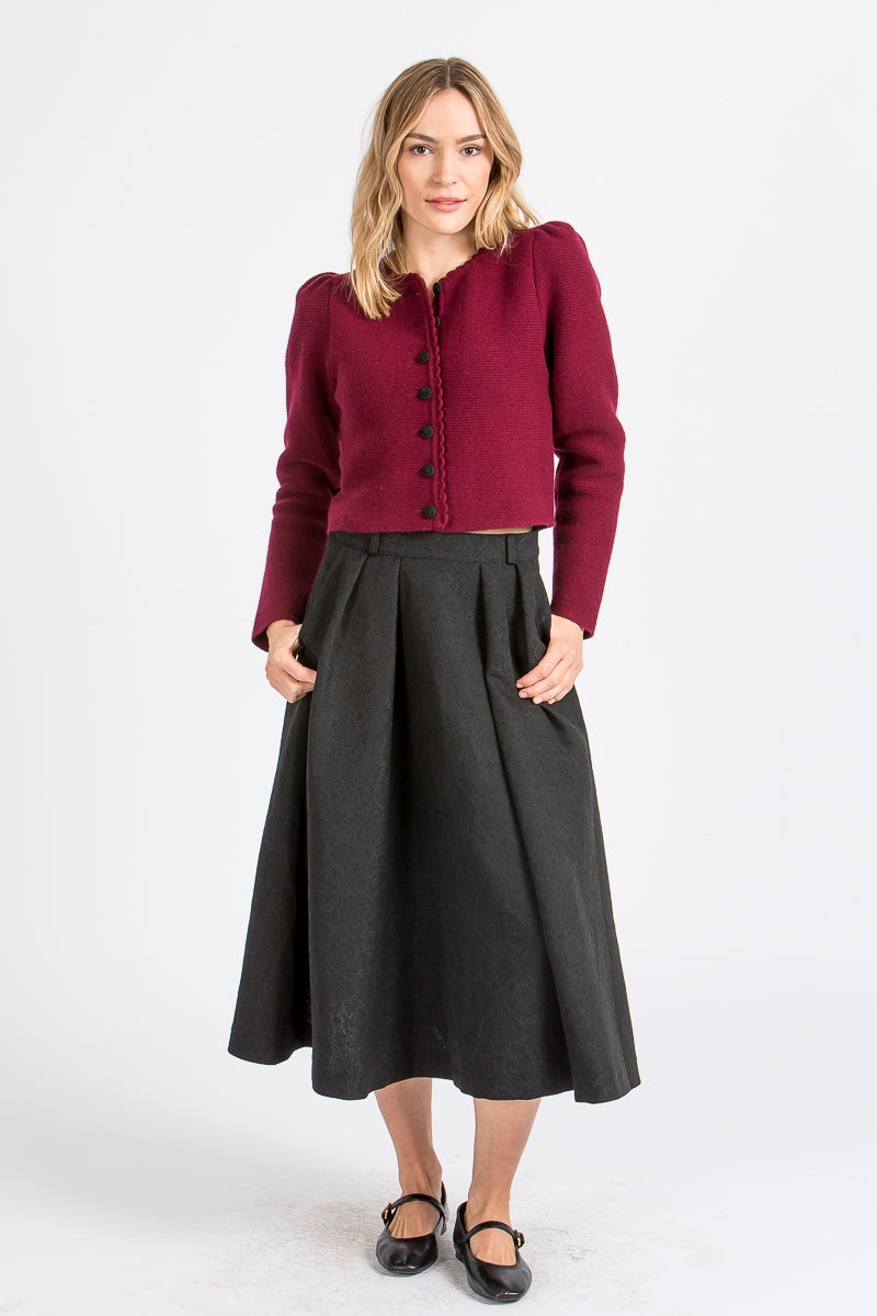 Almliebe Trachtenstrickjacke Owingen Bordeaux Detail Borte | Almliebe traditional cardigan Owingen bordeaux crochet trim detail