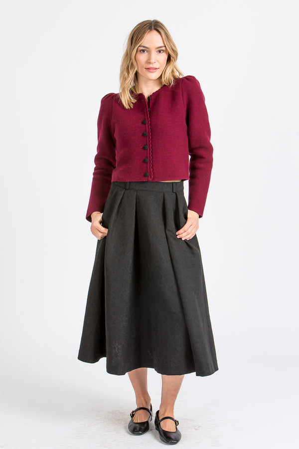 Almliebe Trachtenstrickjacke Owingen Bordeaux Detail Borte | Almliebe traditional cardigan Owingen bordeaux crochet trim detail