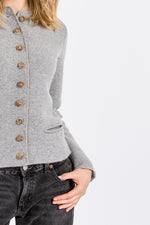 Almliebe Trachtenstrickjacke Vex Hellgrau Detail Hirschhornknopf | Almliebe traditional cardigan Vex light grey staghorn button detail