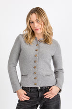 Almliebe Trachtenstrickjacke Vex Hellgrau Rückansicht | Almliebe traditional cardigan Vex light grey back view