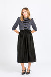 Almliebe Dirndl im Uniform-Stil in dunkelblau mit schwarzer Schürze. Frontansicht. 