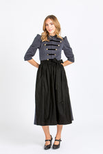 Almliebe Dirndl im Uniform-Stil in dunkelblau mit schwarzer Schürze. Frontansicht. 