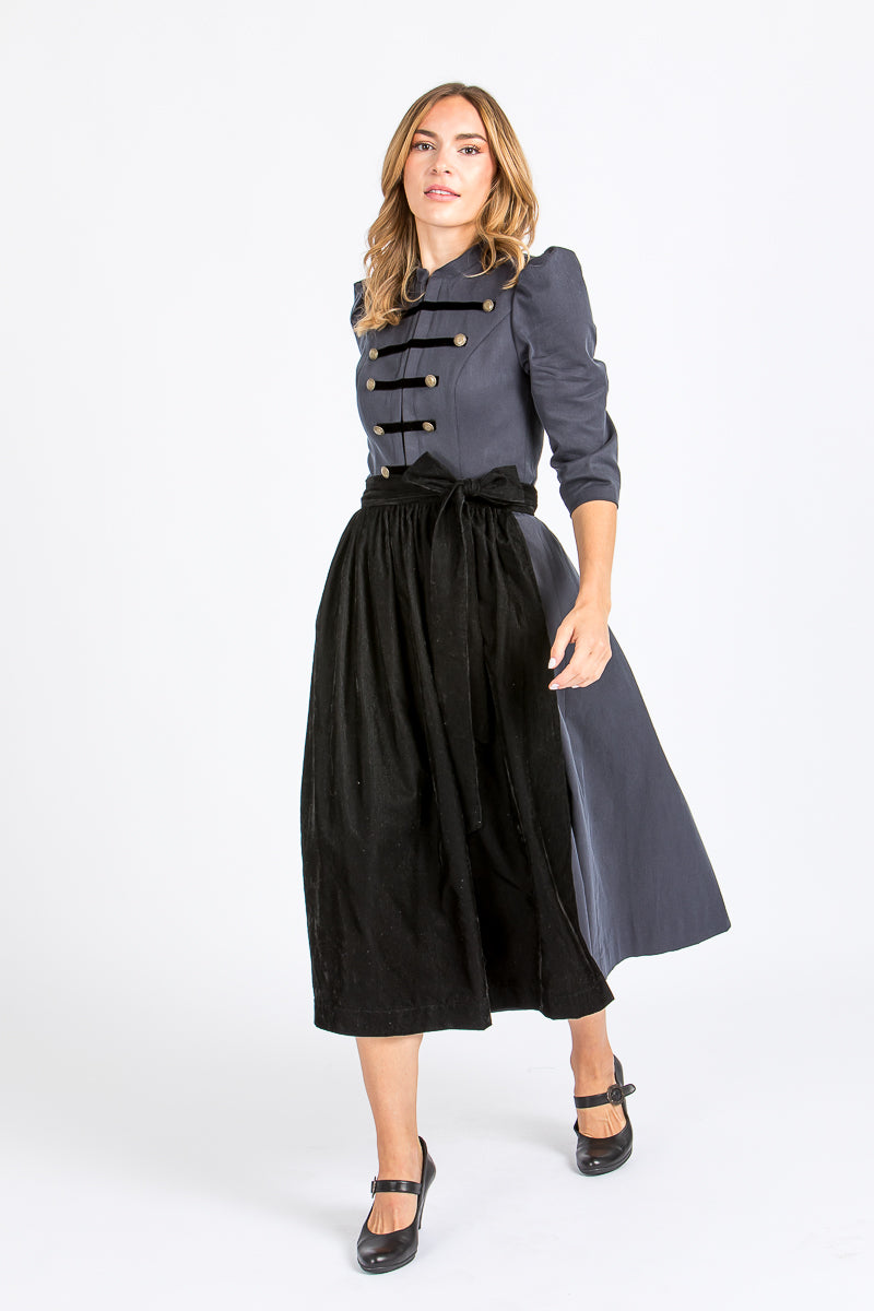 Almliebe Dirndl im Uniform-Stil in dunkelblau mit schwarzer Schürze. Frontansicht. 