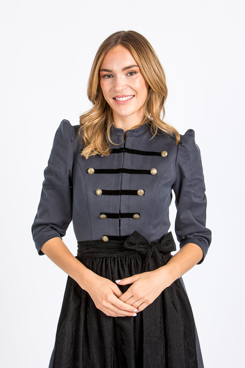Almliebe Dirndl im Uniform-Stil in dunkelblau mit schwarzer Schürze. Frontansicht. 