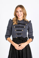 Almliebe Dirndl im Uniform-Stil in dunkelblau mit schwarzer Schürze. Frontansicht. 