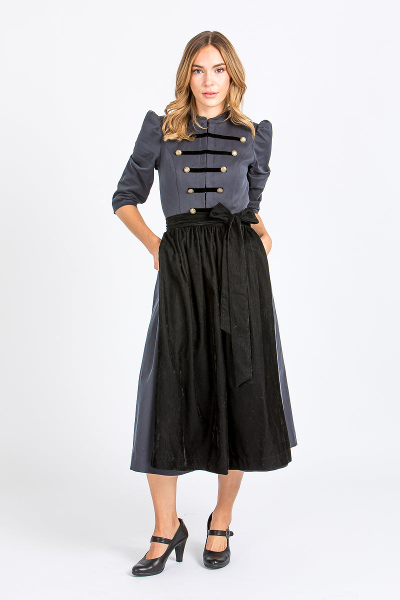 Almliebe Dirndl im Uniform-Stil in dunkelblau mit schwarzer Schürze. Frontansicht. 