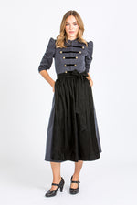 Almliebe Dirndl im Uniform-Stil in dunkelblau mit schwarzer Schürze. Frontansicht. 