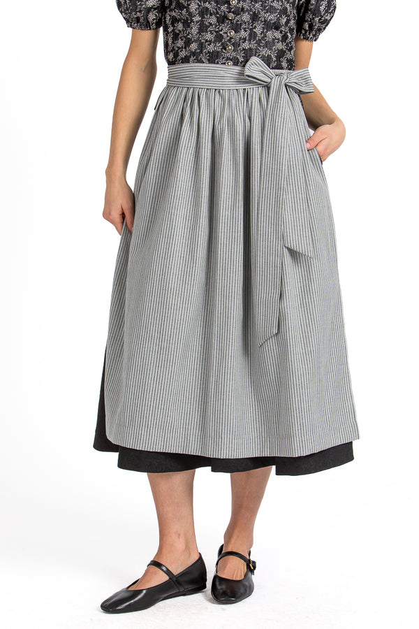 Almliebe Dirndlschürze Zenzi Anthrazit Detail | Almliebe dirndl apron Zenzi anthracite detail