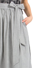 Almliebe Dirndlschürze Zenzi Anthrazit Detail Streifen | Almliebe dirndl apron Zenzi anthracite stripe detail