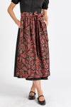 Almliebe Dirndlschürze Zenzi Schwarz Rot Vorderansicht | Almliebe dirndl apron Zenzi black red front view
