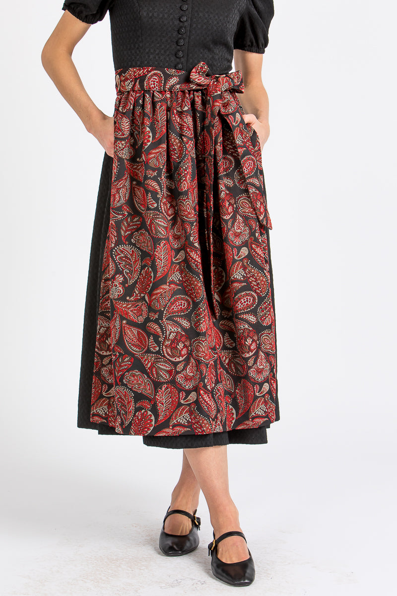 Almliebe Dirndlschürze Zenzi Schwarz Rot Vorderansicht | Almliebe dirndl apron Zenzi black red front view