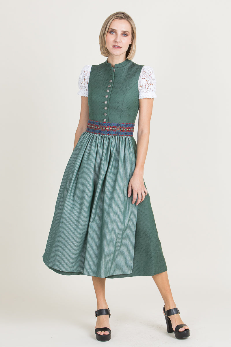 Almliebe Dirndl Schützen Liesl moosgrün getragen Beispiel | Almliebe dirndl Schützen Liesl moss green worn example