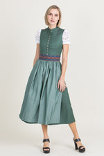 Almliebe Dirndl Schützen Liesl moosgrün getragen Beispiel | Almliebe dirndl Schützen Liesl moss green worn example