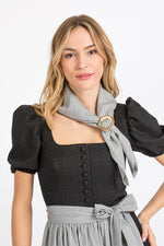 Almliebe Trachtentuch Anna Gestreift mit Hornschließe Vorderansicht | Almliebe traditional scarf Anna striped with horn clasp front view