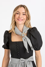 Almliebe Trachtentuch Anna Gestreift Hornschließe Detail | Almliebe traditional scarf Anna striped horn clasp detail