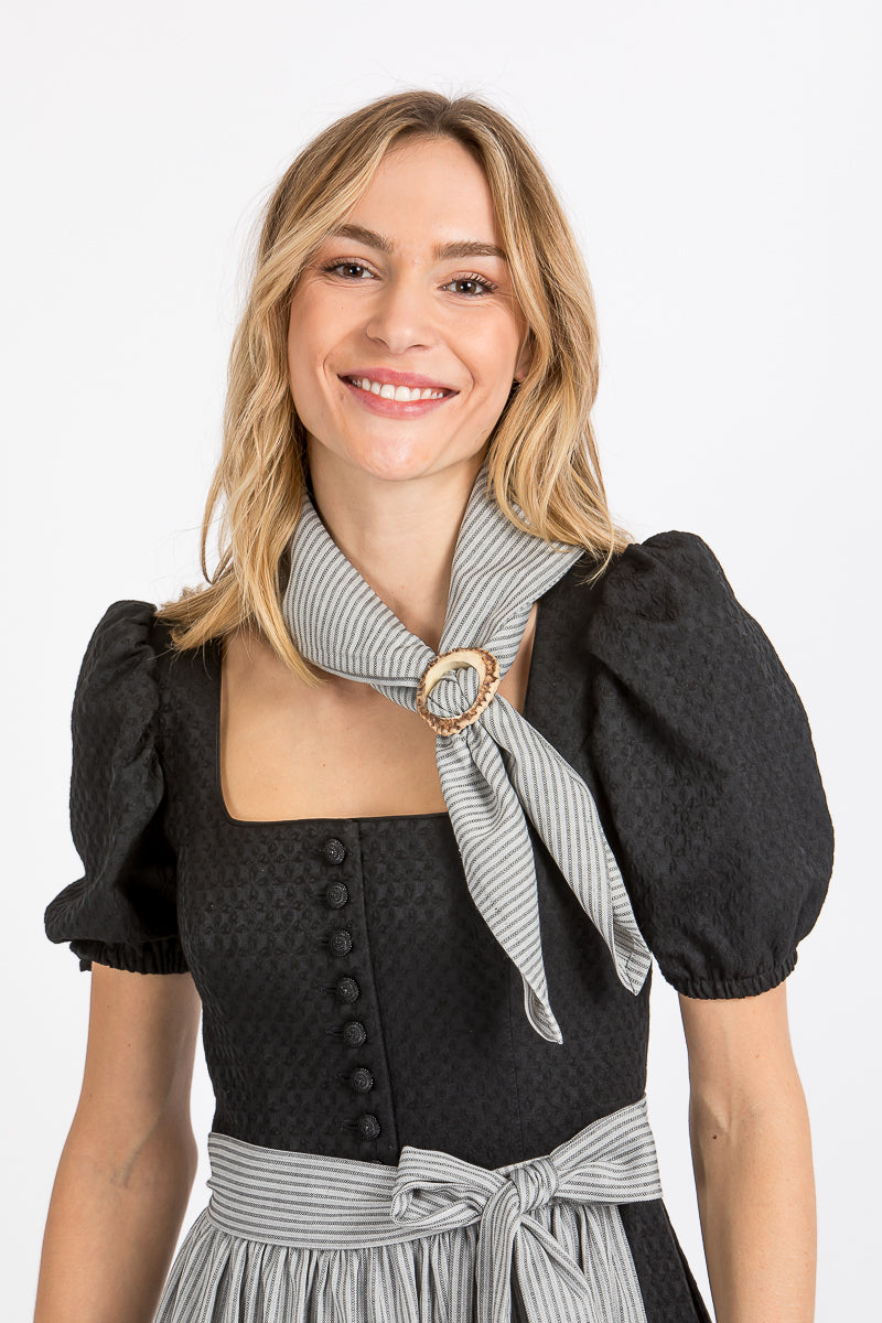Almliebe Trachtentuch Anna Gestreift Hornschließe Detail | Almliebe traditional scarf Anna striped horn clasp detail