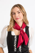 Almliebe Trachtentuch Anna Rot Herzspange Detail | Almliebe traditional scarf Anna red heart clasp detail