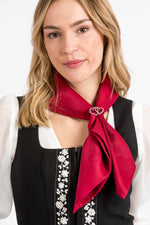 Almliebe Trachtentuch Anna Rot Getragen zum Dirndl | Almliebe traditional scarf Anna red worn with dirndl