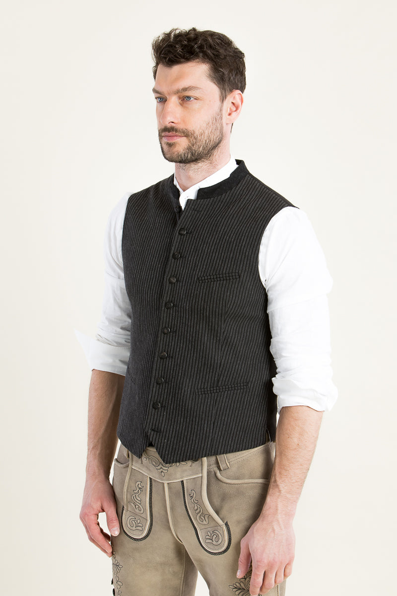 Almliebe Trachtenweste Hallodri Anthrazit Stehkragen | Almliebe traditional vest Hallodri anthracite collar detail