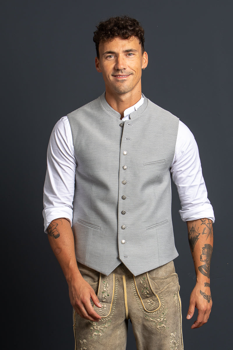 Almliebe Trachtenweste Mei Liaba grau Getragen | Almliebe Trachtenweste Mei Liaba grey worn