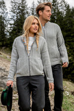 Almliebe Strickjanker Rote Wand