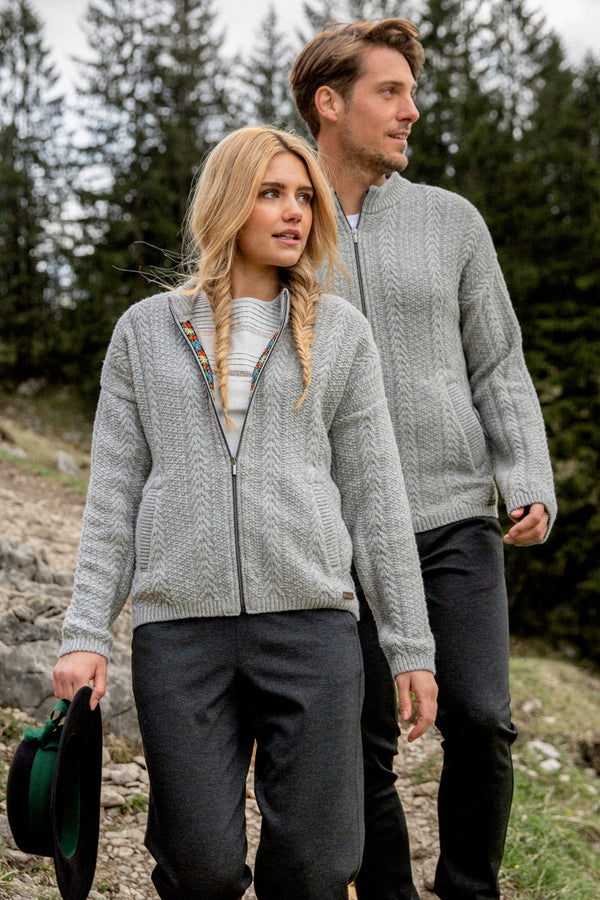 Almliebe Strickjanker Rote Wand