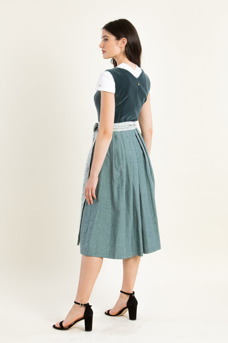 Alpenherz Samtdirndl Melissa eukalyptus Schürzendetail | Alpenherz velvet dirndl Melissa eucalyptus apron detail