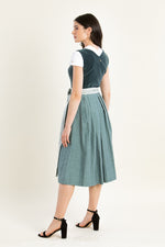 Alpenherz Samtdirndl Melissa eukalyptus Schürzendetail | Alpenherz velvet dirndl Melissa eucalyptus apron detail