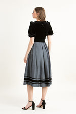 Alpenherz Samtdirndl Mona schwarz Detail Schürze | Alpenherz Samtdirndl Mona black apron detail