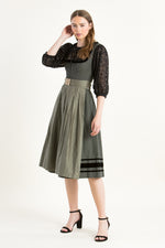 Alpenherz Dirndl Regina oliv Detail Mieder | Alpenherz Dirndl Regina olive bodice detail