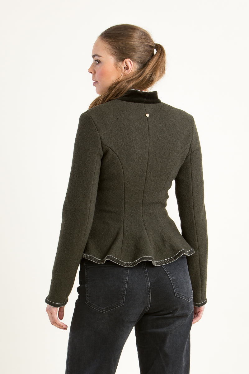 Alpenherz Trachtenjanker Josie oliv Getragen | Alpenherz traditional jacket Josie olive worn