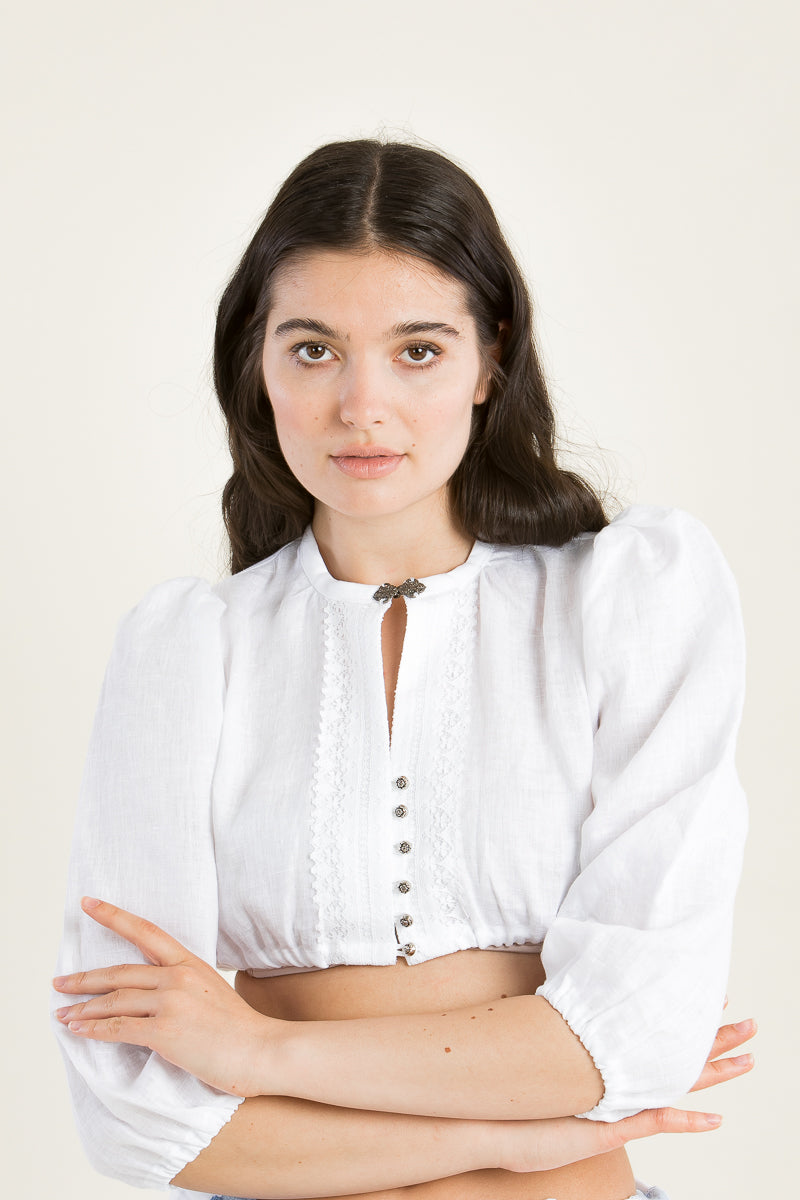 Anno Domini Dirndlbluse Emilia Leinen Getragen | Anno Domini dirndl blouse Emilia linen worn