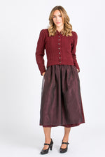 Berwin&Wolff Strickjacke in Bordeaux mit Puffärmel Frontansicht Jacke geschlossen