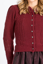 Berwin&Wolff Strickjacke in Bordeaux mit Puffärmel Detailansicht