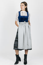 Almliebe Samtdirndl Koide Sophie blau Vorderansicht | Almliebe velvet dirndl Koide Sophie blue front view