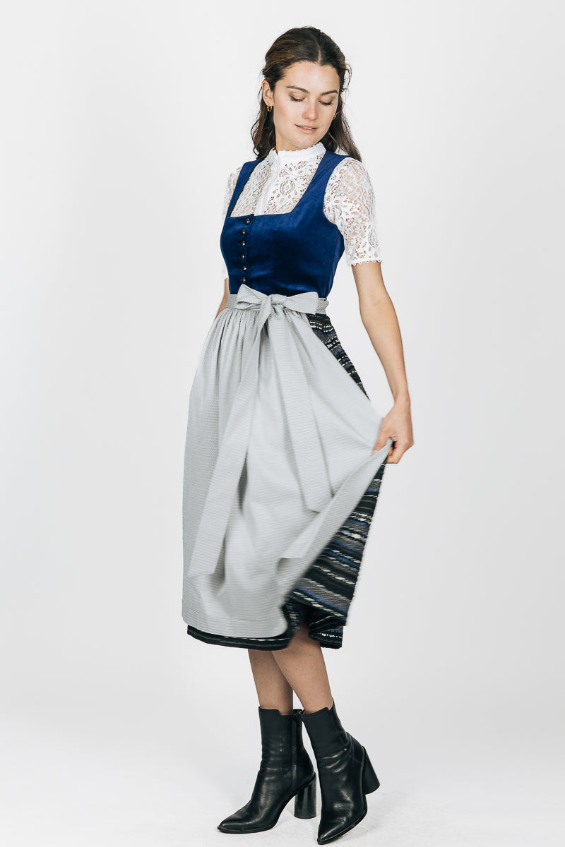 Almliebe Samtdirndl Koide Sophie blau Detail | Almliebe velvet dirndl Koide Sophie blue detail