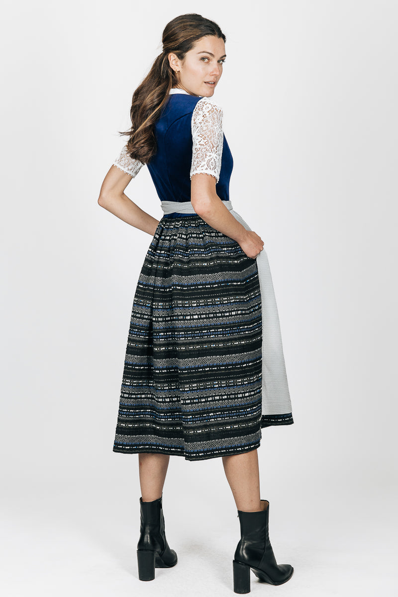 Almliebe Samtdirndl Koide Sophie blau getragen | Almliebe velvet dirndl Koide Sophie blue worn