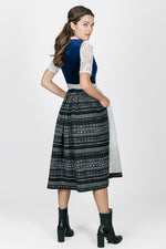 Almliebe Samtdirndl Koide Sophie blau getragen | Almliebe velvet dirndl Koide Sophie blue worn