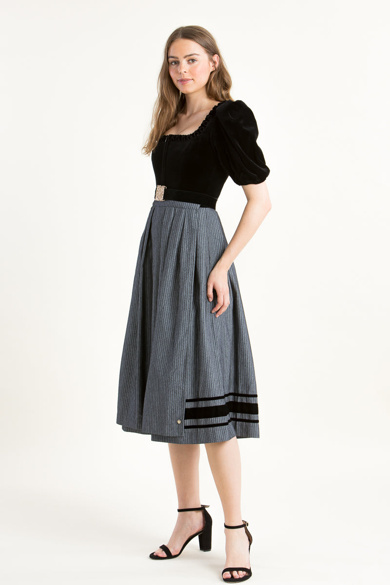 Alpenherz Samtdirndl Mona schwarz Rückansicht | Alpenherz Samtdirndl Mona black back view