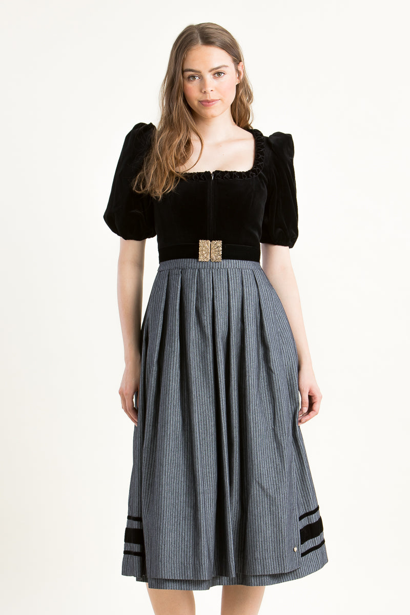 Alpenherz Samtdirndl Mona schwarz Vorderansicht | Alpenherz Samtdirndl Mona black front view