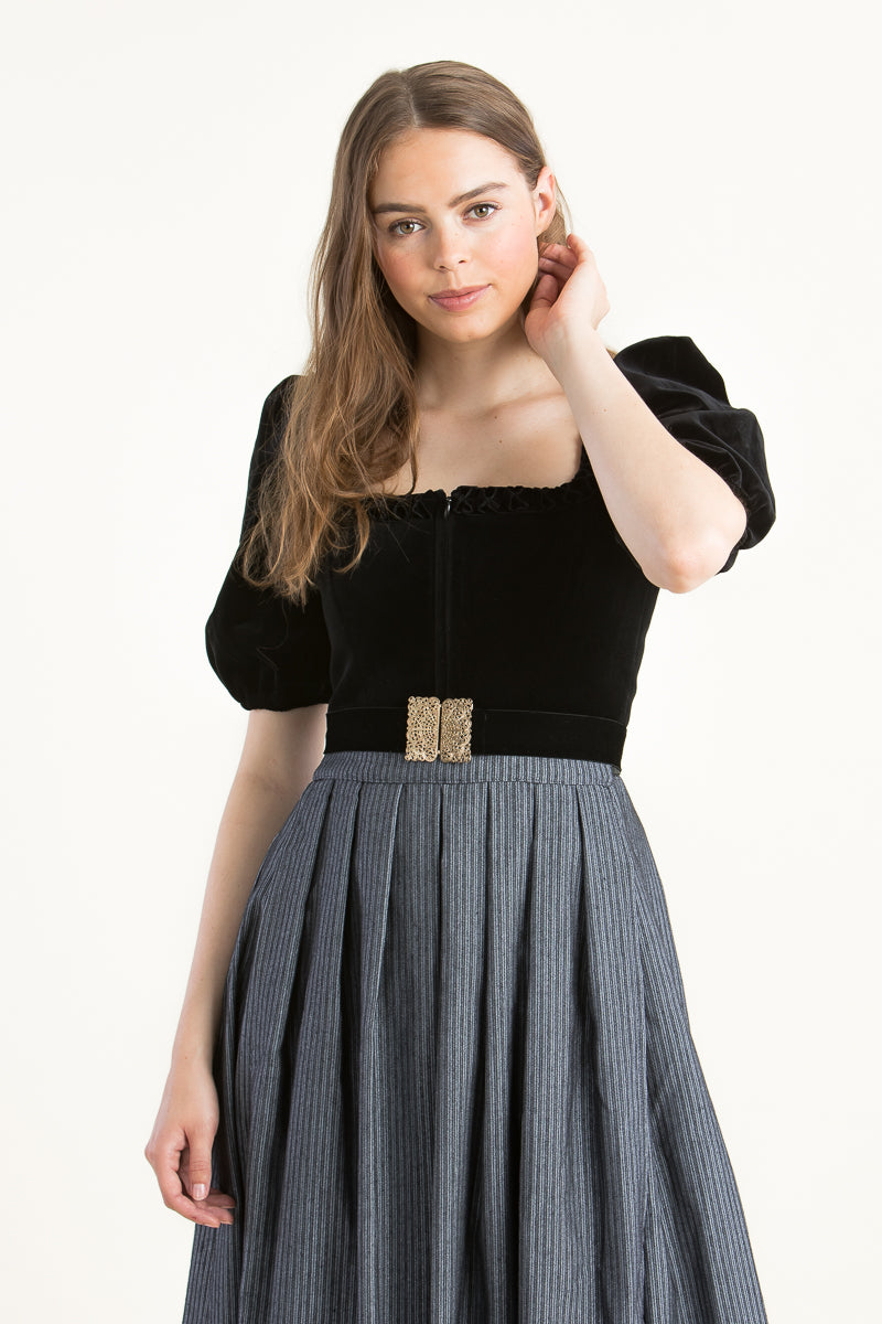Alpenherz Samtdirndl Mona schwarz getragen | Alpenherz Samtdirndl Mona black worn