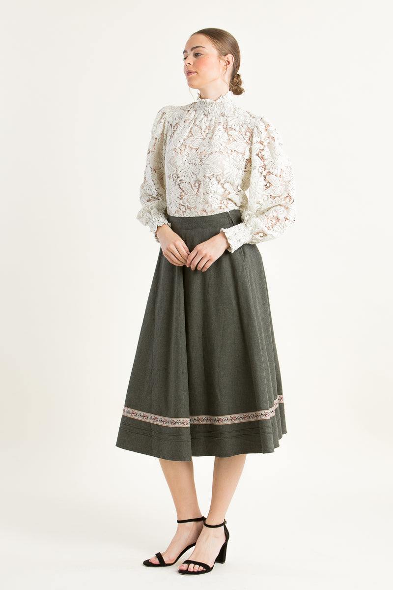 Kinga Mathe Spitzen-Trachtenbluse Aurelia ivory Rückansicht | Kinga Mathe Lace Trachtenbluse Aurelia ivory back view